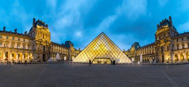 Paris, Fransa - Mayıs, 2017 yaklaşık: ışıklı Louvre Müzesi piramit, müze için ana giriş 