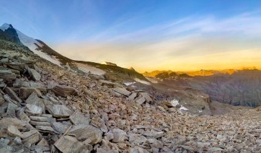 gün batımında Fransız Alpleri Mont Blanc sefer sırasında üzerinde kayalık taş dağ silsilesi