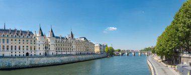 Kale Conciergerie - eski Kraliyet Sarayı ve hapishane Panoraması. Conciergerie Cite adanın batısında bulunan ve bugün Palais de bilinen daha büyük karmaşık parçasıdır adalet. Paris, Frangı