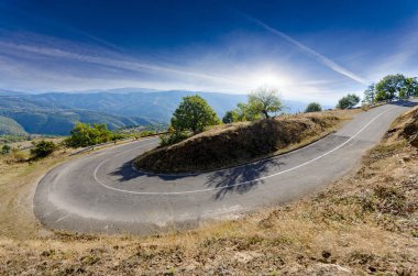 Yaz aylarında tehlikeli dağ eğri yol