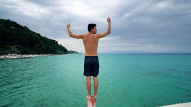 İskelede duran ve el ele tutuşarak genç adam