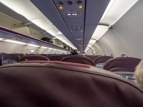 Interior Del Avión Con Pasajeros Asientos Esperando Taik —  Fotos de Stock