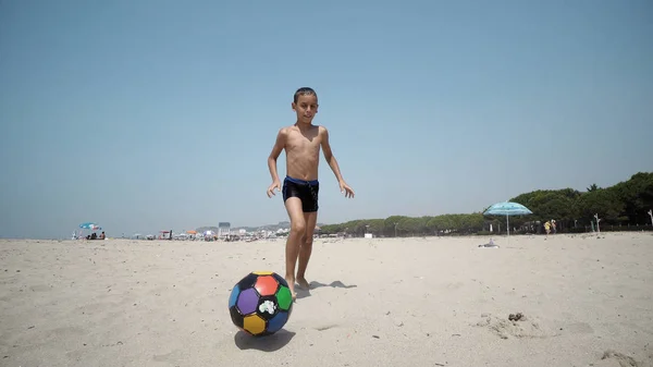 Junge Spielt Tagsüber Fußball Strand — Stockfoto