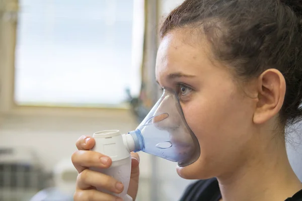 Lány Arcán Inhalációs Maszk Asztma Probléma — Stock Fotó