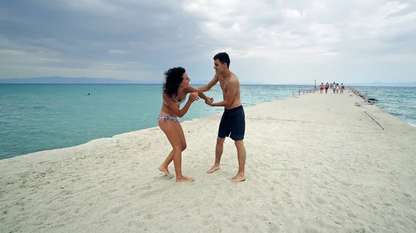 Νεαρό Ζευγάρι Έχει Διασκέδαση Αγωνίζονται Στην Παραλία — Φωτογραφία Αρχείου