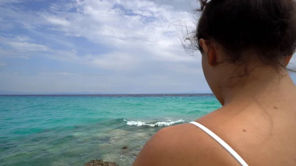 Pohled Zezadu Dívku Sedící Pláži Pozadí Moře — Stock fotografie