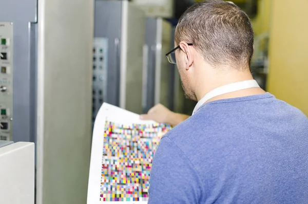 Man Checking Barras Gerenciamento Cores Produção Impressão — Fotografia de Stock