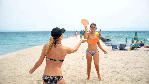 Jovens Meninas Adolescentes Jogando Tênis Praia — Fotografia de Stock