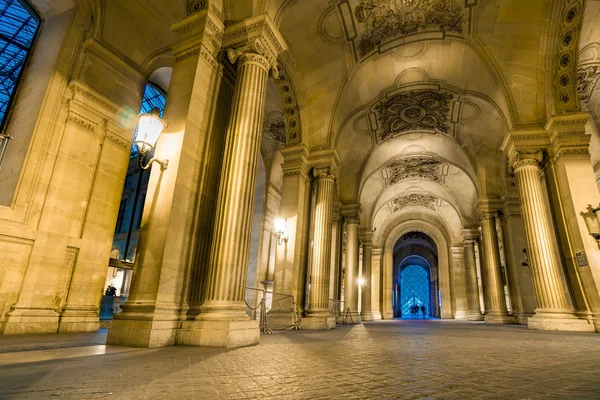 Passaggio Passerella Arco Fino Alla Piramide Del Louvre Notte Parigi — Foto Stock