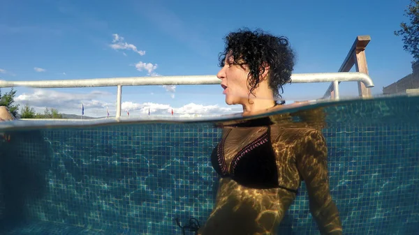 Vrouw Ontspannen Het Zwembad Buitenspa Tijdens Vakantie — Stockfoto