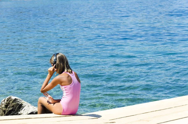 Menina Ouvindo Música Fones Ouvido Enquanto Sentado Pranchas Doca Mar — Fotografia de Stock