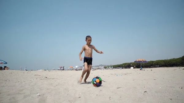 Junge Spielt Tagsüber Fußball Strand — Stockfoto