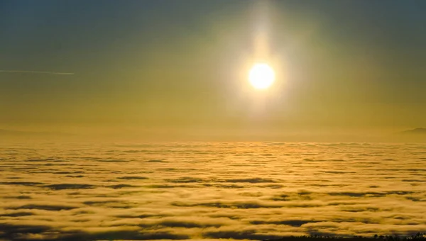 Brillantes Colores Saturados Amanecen Sobre Valle Montaña Cubierto Niebla Niebla —  Fotos de Stock