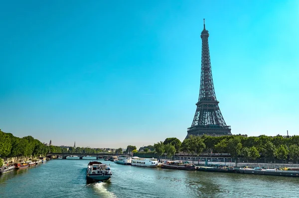 Eiffeltoren Met Boten Zwevend Zonnige Dag Parijs Frankrijk — Stockfoto