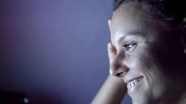 Güzel Kız Gülmek Ise Tablet Komik Video Izle — Stok fotoğraf