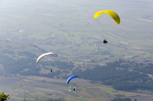 Paraglidisty Létání Nad Údolím Létě Slunečný Den — Stock fotografie