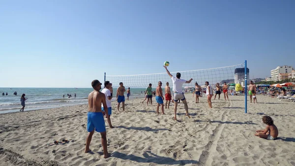 Durres Albania Circa Ago 2017 Gente Activa Juega Voleibol Playa — Foto de Stock