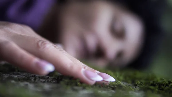 Mulher Descansando Natureza Sua Mão Tocando Pedra Com Musgo Floresta — Fotografia de Stock