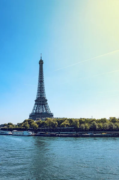 Eiffeltoren Met Boten Zwevend Zonnige Dag Parijs Frankrijk — Stockfoto