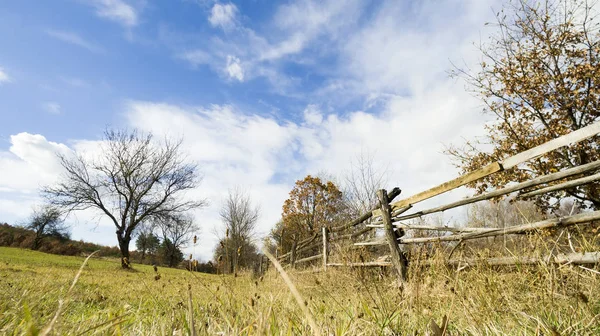 田舎の野原でのフェンス — ストック写真