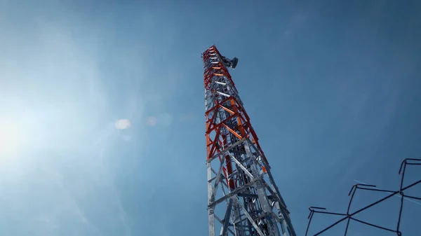 Torre Comunicazione Contro Cielo Blu Eruzioni Solari — Foto Stock