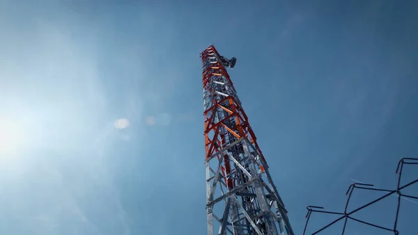 Torre Comunicación Contra Cielo Azul Las Llamaradas Del Sol — Foto de Stock