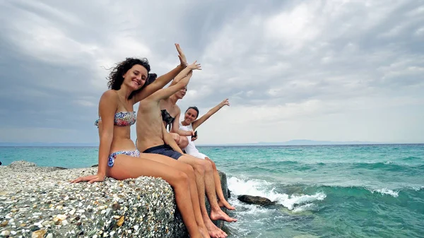 Remaja Muda Yang Ceria Duduk Dekat Laut Dermaga Pada Hari — Stok Foto