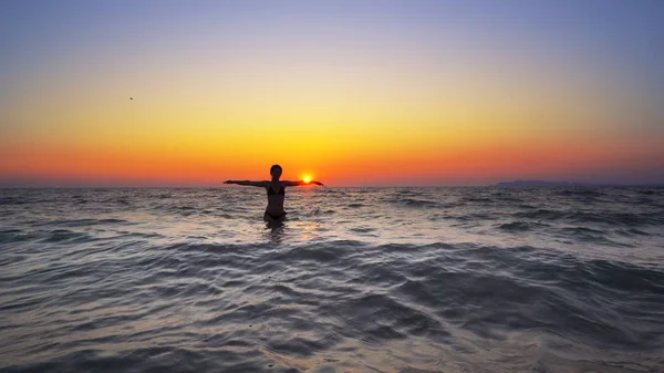 Mulher Andando Oceano Com Mãos Bem Abertas Fundo Pôr Sol — Fotografia de Stock
