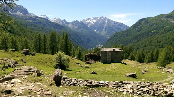 法国阿尔卑斯山壮观的全景 著名的徒步旅行的一部分 — 图库照片