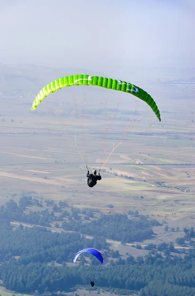 Prilep Macedonia Circa Feb 2017 Two Paragliders Flying Mountains Paragliding — Stock Photo, Image