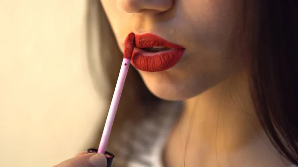 Junge Frau Trägt Roten Lippenstift Auf Die Lippen Auf — Stockfoto