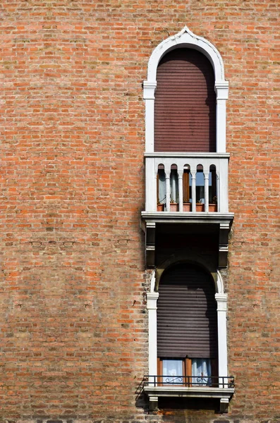 Traditionella Gamla Gotiska Stil Fönster Med Blomkrukor Venedig Italien — Stockfoto