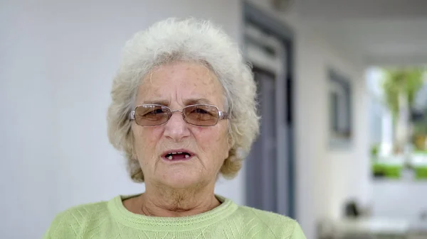 Retrato Mulher Idosa Óculos Sentados Livre — Fotografia de Stock