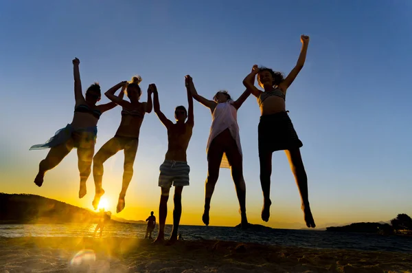 Silueta Personas Bailando Playa Atardecer — Foto de Stock