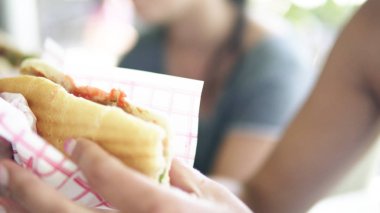 Döner Kebap sandviç, tutan kadın sağlıksız fast food