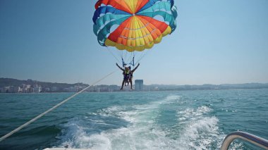 Durres, Arnavutluk - Ağustos, 2017 yaklaşık: heyecanlı turist yüksek gökyüzü, aşırı spor, parasailing yaz etkinlikleri