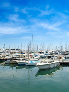 Beyaz modern Yatlar Fransa'nın Nice kentinde denizde Liman 