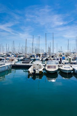 Beyaz modern Yatlar Fransa'nın Nice kentinde denizde Liman 