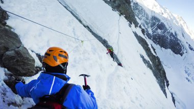 Mont Blanc, Fransa - 10 Temmuz, 2016: Mont Blanc Fransa Alp dağlarında doğru yürüyüş sefer insanlar