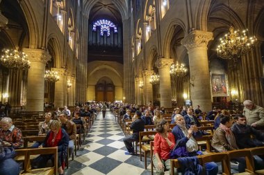 Paris, Fransa - Mayıs, 2017 yaklaşık: üzerinde 25 Eylül 2013 yılında Paris Notre Dame de Paris turistler. Katedrali Notre Dame de Paris en iyi turistik yerlerinden biridir