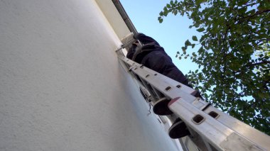 Müşteri evine klima döşeyen teknisyen. Sinema filmi.