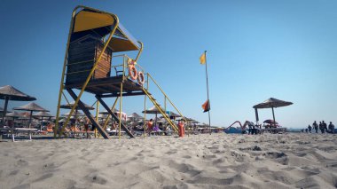 Durres, Arnavutluk - Ağustos, 2017 yaklaşık: hayat koruma kule üzerinde lüks beach resort, Arnavutluk'ta Durres 