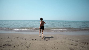Mutlu çocuk int deniz suyu alma. Açık sinematik steadicam görünümü