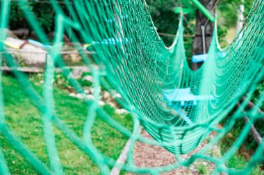 İp Park köprü Net sonbaharda. Eğlence, eğlence. Sürmek, zipline, ip snowboard tırmanma. doğada spor oynarken
