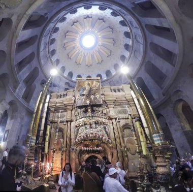 Jerusalem, İsrail - Jun, 2017 yaklaşık: hacılar ve turistler aedicula kilise kutsal Sepulchre içinde girmek için bekleyen