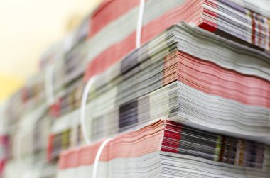 Ofset baskı tesisi teslim bölümü, seçici odak arka plan birlikte dergi yığını