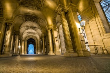 Cam Piramit Paris'teki Louvre Müzesi'nde şaşırtıcı geçiş