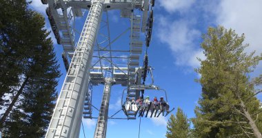 Bansko, Bulgaristan - Ocak 2018: Kayakçılar ve snowboardcular, dağ yamaçlarının zirvesine çıkıyorlar
