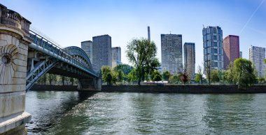 Köprü Rouelle ve Paris panoramik Eyfel Kulesinin yakınında Seine Nehri boyunca modern binalar