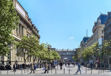 Paris, Fransa - Mayıs, 2017 yaklaşık: iş adamları kare Place Louis Lepine arka plan, otel Dieu Hastanesi manzaralı, 